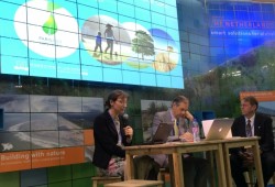 À gauche, Sylvia Karlsson-Vinkhuyzen, la représentante de l’IEF, s’exprimant à la COP21.