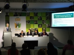 Les représentants du Forum international de l’environnement à un panel de discussion à la COP21.