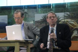 Arthur Dahl, président de l’IEF et ancien sous-directeur exécutif adjoint du Programme des Nations-unies pour l’environnement (PNUE), faisant une présentation à la COP21.