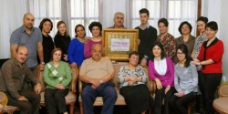 Le don de l’ayatollah Tehrani a été présenté aux familles de trois des vingt bahá’ís qui, le 15 novembre, ont été injustement arrêtés en Iran pour leurs croyances, soit les familles de Navid Aghdasi, Yavar Haghighat et Shahram Najaf Tomraei.