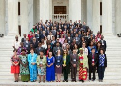 Les membres des Corps continentaux de conseillers photographiés avec des membres de la Maison universelle de justice et du Centre international d’enseignement