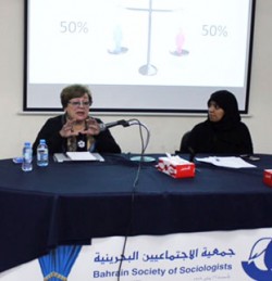 Mme Sawsan El-Hady faisant une présentation sur la contribution des femmes à l’établissement de la paix, le 9 décembre 2015, à la Bahrain Society for Sociologists (Société du Bahreïn pour les sociologues).