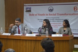 Le major-général Dilawar Singh (à gauche) – directeur général du Ministère de la jeunesse et des sports du gouvernement indien – s’exprimant au cours d’un panel sur la jeunesse dans le développement communautaire. Saudamini Pandey (au centre), chef de projet d’une ONG, Pooja Tiwari (à droite), une jeune représentante de la communauté bahá’íe.