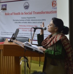 Mme Sabina Kidwai – professeur associée, Communication de masse, Jamia Millia Islamia – s’exprimant au cours d’une table ronde sur l’impact des médias sur les jeunes.
