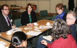 Louise Ellman (au centre), la présidente du All-Party Parliamentary Group on the Baha’i Faith (Groupe parlementaire multipartite sur la foi bahá’íe), participant à un petit groupe de discussion.