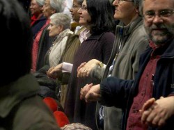Des participants à une conférence interreligieuse à Madrid, intitulée Reliés par la Miséricorde de Dieu.