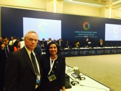 Steve Karnick et Bani Dugal, les représentants de la Communauté internationale bahá’íe au Sommet humanitaire mondial à Istambul le 23 mai 2016.