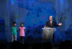Ban Ki-moon, le secrétaire général des Nations unies, prononce le discours d’ouverture lors du Sommet humanitaire mondial, tenu à Istambul, en Turquie, les 23 et 24 mai. (Photo : Sommet humanitaire mondial, https://www.flickr.com/photos/worldhumanitariansummit/27095548062/in/album-72157668683012796/) 