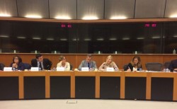 Rachel Bayani (deuxième en partant de la droite), représentante de la CIB à Bruxelles, prenant la parole au récent séminaire intitulé Changer les mots en actions pour contrer l’antisémitisme, l’intolérance et la discrimination et organisé par l’intergroupe « Antiracisme et diversité » et l’OSCE du Parlement européen.