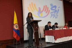 La vice-ministre de l’Intérieur Carmen Ines Vasquez parlant du rôle que les religions peuvent jouer dans la construction de la paix en Colombie.