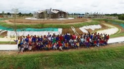 Des bénévoles participant au récent projet de plantation d’arbres sur le site du temple à Battambang.