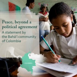 La déclaration de la communauté bahá’íe colombienne intitulée La Paz, mas alla de un acuerdo politico qui se traduit par La paix, au-delà d’un accord politique. Elle a été publiée juste avant la prochaine signature d’un accord de paix historique. 