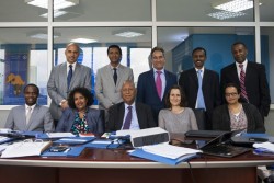 Le personnel et certains des associés du bureau de la Communauté internationale bahá’íe d’Addis-Abeba. M. Tekeste Ahderom est au centre de la première rangée. 