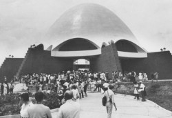 Les visiteurs à l’inauguration de la maison d'adoration bahá'íe de Panama — le temple mère de l'Amérique latine – en 1972 