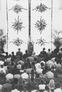 Amatul-Bahá Rúhíyyih Khánum s’adressant à l’assistance lors de la cérémonie d'ouverture du temple bahá’í au Panama en 1972 