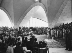 Vue intérieure de la maison d'adoration bahá'íe en Inde au cours de sa cérémonie d'inauguration en 1986 