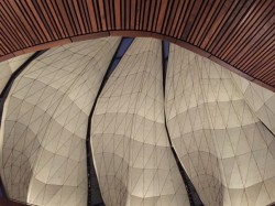 Vue intérieure de la maison d’adoration. « La façon dont la lumière est capturée dans le verre, comment elle le traverse et touche juste le marbre... c’est bien au-delà de ce que nous aurions pu imaginer », explique l'architecte, Siamak Hariri.