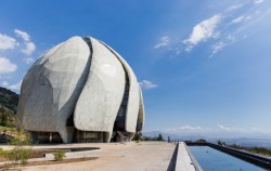 Un bâtiment qui, à de nombreux points de son développement, semblait impossible à réaliser, en particulier dans un endroit soumis à des tremblements de terre, a été magnifiquement réalisé. Dans sa forme finale, neuf panneaux identiques en forme d’ailes de verre coulé translucide forment le dôme du temple. La lumière naturelle passe à travers le verre et inonde l'intérieur en marbre blanc.