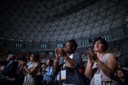 Le public, au nombre de près de cinq mille personnes, a été galvanisé alors qu’il célébrait l’inauguration du temple bahá’í pour le continent sud-américain. 