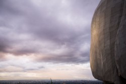 Tandis que des groupes de participants visitaient le temple, la pluie a ajouté un sentiment d’émerveillement à la scène. 