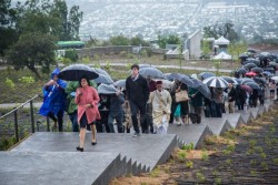 Tandis que des groupes de participants visitaient le temple, la pluie a ajouté un sentiment d’émerveillement à la scène. 