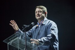 Claudio Orrego, l’ancien maire de Peñalolen et maintenant gouverneur de la région métropolitaine de Santiago, s’adressant au public.