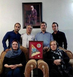 Un groupe de bahá’ís iraniens a reçu le fragment de l’œuvre artistique au nom des bahá’ís d’Iran.