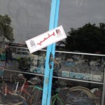 Exemple de scellé utilisé par les autorités iraniennes pour empêcher les bahá’ís de rouvrir les boutiques