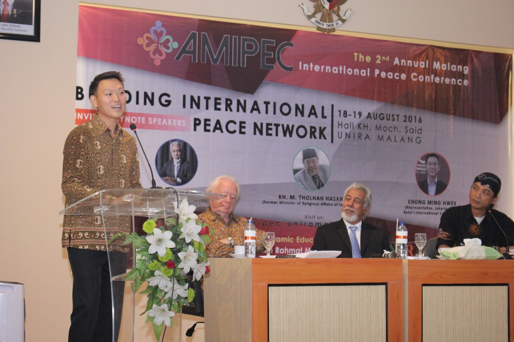 Chong Ming Hwee, le représentant du bureau régional de la CIB à Jakarta, prononçant un discours liminaire lors de la 2e Conférence internationale de Malang sur la paix au mois d’août.