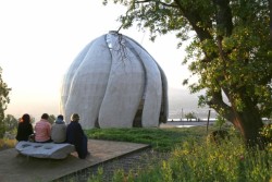 Des visiteurs à la maison d’adoration à Santiago du Chili