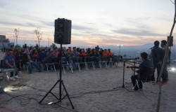 Une présentation musicale dans un groupe de discussion sur les terrains du temple à Santiago du Chili