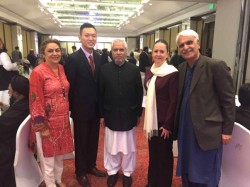 Des représentants de la Communauté internationale bahá’íe avec le secrétaire du ministère pakistanais des Affaires religieuses (au centre) lors de la conférence internationale Seerat, qui a eu lieu à Lahore.