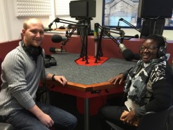 M. Yves Wiltgen de Unity Foundation avec Mme Maina Mkandawire, directrice de la Fondation Bambino, lors d’une interview avec une station de radio du Luxembourg