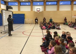 Mme Maina Mkandawire faisant une présentation dans une école primaire locale au Luxembourg lors de sa visite