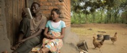 Mercy, interprétée par Hazel Roberts, et son frère, Blessings, interprété par Allick Chavula, étudiant ensemble. Un plan fixe tiré du film Mercy’s Blessing. 