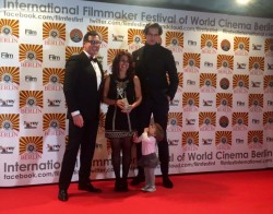 La scénariste et réalisatrice May Taherzadeh (au centre) et le monteur et assistant caméraman, Heinrich Nuesslein (à droite), reçoivent le prix du Meilleur court métrage en langue étrangère et du Meilleur montage pour un film en langue étrangère au Festival international du réalisateur du cinéma mondial à Berlin en 2016.