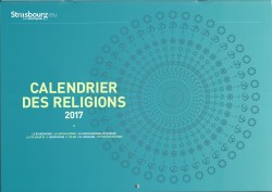 La rosace qui illustre la couverture du calendrier est constituée des 8 symboles des cultes ayant participé à sa réalisation avec les représentants de la mairie de Strasbourg.