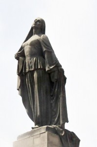 La statue d’une femme libérée qui se trouve dans le centre de Bakou représente une femme jetant son voile et elle aurait été influencée par l’histoire de Táhirih.