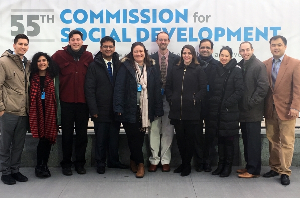 La délégation de la CIB à la 55e Commission pour le développement social. De gauche à droite : Aaron Dahm, Yasmin Roshanian, Eric Farr, Rodrigo Lemus, Bita Correa, Mark Scheffer, Nava Kavelin, Arash Fazli, Saphira Rameshfar, Daniel Perell et Serik Tokbolat.