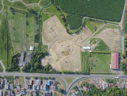 Une partie du terrain de 13 hectares montrant le site de la future maison d’adoration locale et une partie du site du Bosque Nativo, ainsi que certains quartiers environnants.