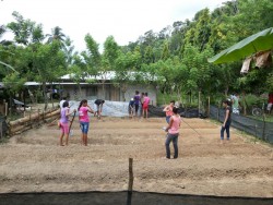 Un groupe d’étudiants SAT au Honduras prépare une parcelle pour planter des cultures.