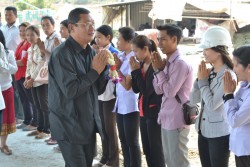 S.E. Chan Sophal, le gouverneur de la province de Battambang, a rendu visite au site du temple le 1er mars. Il a rencontré des membres de la communauté bahá’íe et il a eu l’occasion d’examiner les réalisations. 