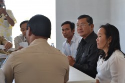 S.E. Chan Sophal, le gouverneur de la province de Battambang, rencontrant l’équipe du projet du temple bahá’í local. 