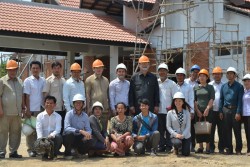 S.E. Chan Sophal photographié avec l’équipe du projet et les travailleurs sur le site du temple.
