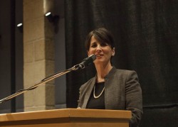 Sarah Vader, secrétaire générale adjointe de la Communauté internationale bahá’íe, a ouvert la célébration avec des observations au sujet de la signification du Naw-Rúz pour les bahá’ís et sur l’importance de se réunir pour célébrer ce jour saint. « Naw-Rúz parle de renouveau et d’espoir », a déclaré Mme Vader.
