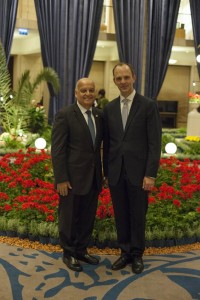 L’honorable Salim Joubran, juge à la Cour suprême d’Israël, et Joshua Lincoln, secrétaire général de la Communauté internationale bahá’íe.