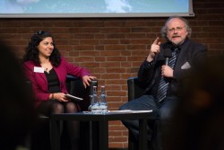 Dana Kelishadi, une journaliste indépendante, et le professeur Heiner Bielefeldt, ancien rapporteur spécial de l’ONU sur la liberté de religion ou de croyance et professeur à l’université Friedrich-Alexander à Erlangen-Nurnberg, échangeant des réflexions au cours d’une table ronde.