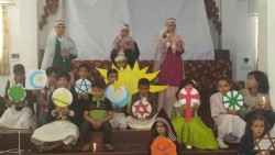 Des enfants célébrant les points communs de toutes les religions au cours d’un événement communautaire