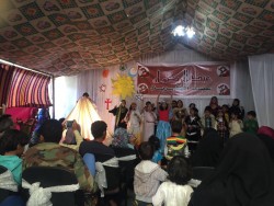 Des enfants célébrant les points communs de toutes les religions au cours d’un événement communautaire