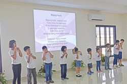 Des enfants chantent à une fête du Riḍván à Manille, aux Philippines